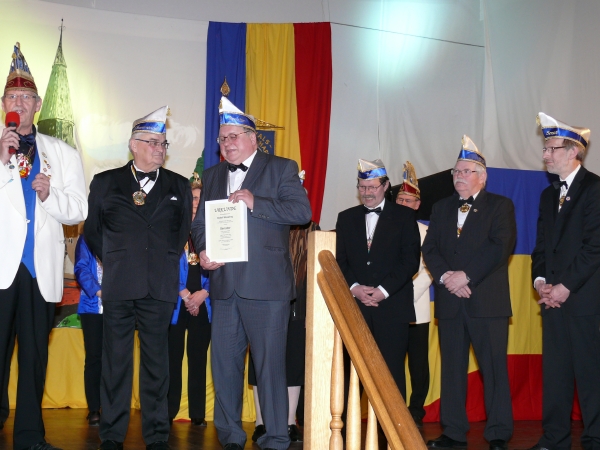 2014 Senator Detlef Wessling.jpg - Präsident J.Borchard gratuliert   D. Weßling zum Senatorenamt ( 2014).