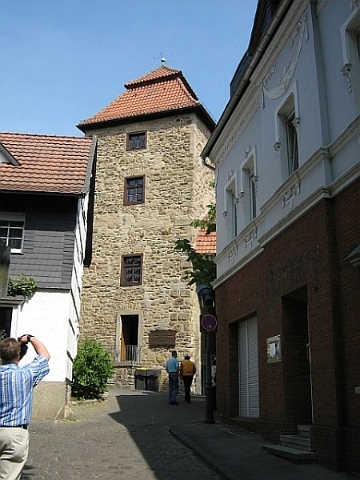 IMG_0002.JPG - 1978 fiel der halbverfallene Turm der Mendener Karnevalsgesellschaft "Kornblumenblau" auf, die sich fest vornahm, aus dem alten Gemäuer ein Heim für die Westfälische Fastnacht zu schaffen.