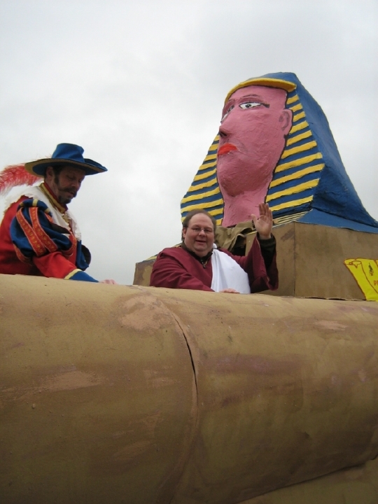 019aRosenmo.jpg - Die Sphinx glaubt auch an Regen. Christhop nicht.