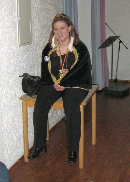 064Rosenmo.jpg - Entweder ist Tisch  zu hoch oder meine Beine sind zu kurz.