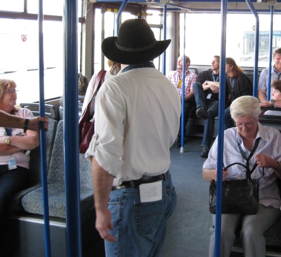 Bild_14.jpg - Weiter geht es im Bus auf's Flugfeld.
