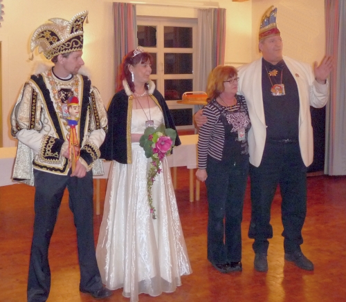 040.jpg - Birgitt bekommt auch den Orden des Prinzenpaares.