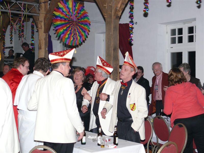 028_2010.JPG - Schunkeln für die Stimmung.