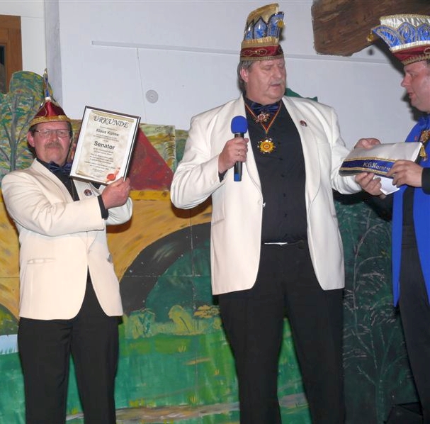 040_2010.JPG - Die dazu gehörige Mütze wird ihm durch Päsi  J. Borchard überreicht.