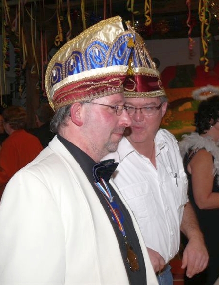 047_2010.JPG - Frank, schau mal, ich glaub der nimmt sich ein Bier.