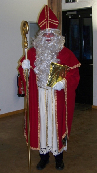 Weihn2010_07.JPG - ....und plötzlich stand er im Raum. Der Weihnachtsmann mit dem "Goldenen Buch".