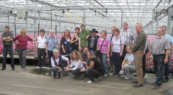 Blaue_2011_22.jpg - Gruppenfoto zum Schluss der Besichtigung vor ca 100 000 Alpenveilchen.