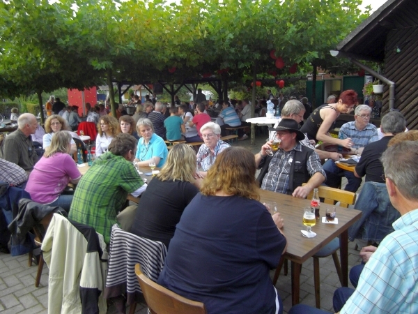 Blaue_2011_23.jpg - Der Tag klang aus mit einer zünftigen Mahlzeit auf dem Kartoffelfest des Kleingartenvereins Saline.