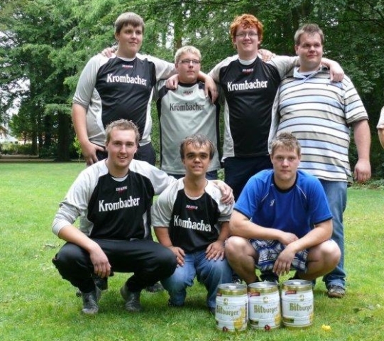 Sommerfest_2011_022.jpg - Das Siegerteam. Die "Wadenbeißer" aus Riesenbeck.