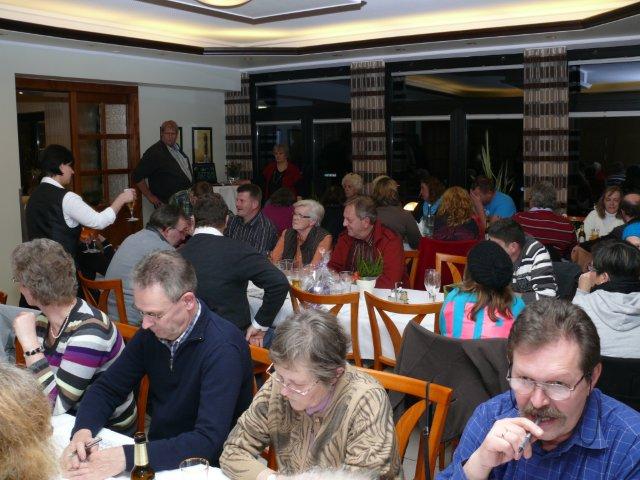 Grünko_2012_15.jpg - Alle beobachten gespannt  ihre Karten.
