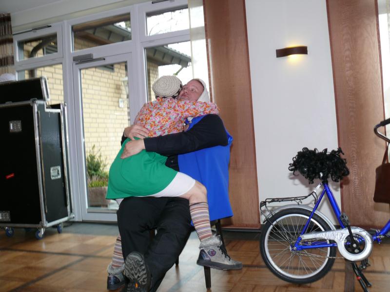 NärrFrüh_17_19.JPG - Hilla meinte: "Sie hätte in der Kur einen Kurschatten gehabt namens Christoph, mit unbegrenzter Deckungsumme ...........
