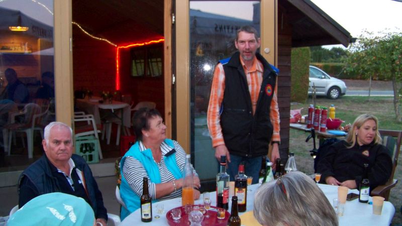 BlauTour18-05.jpg - Es werden die Teilnehmer und Sieger beim Bagger-Turnier bekanntgegeben.