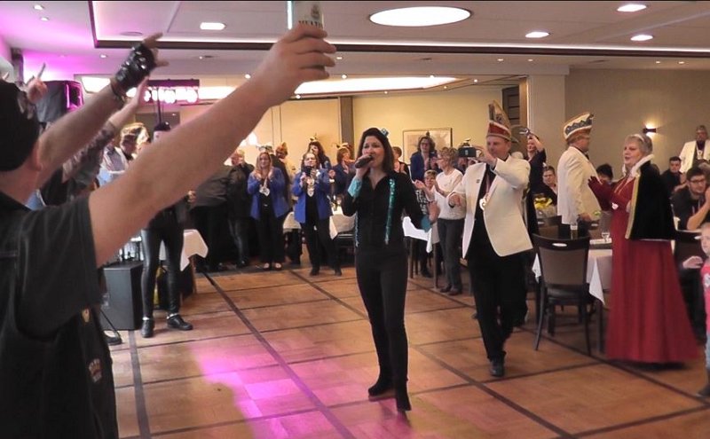NärrFrüh 2018_36.JPG - Die Geangsdarbietung von " Mell " brachte Stimmung in den Saal