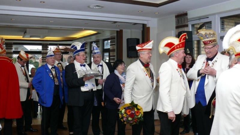 NärrFrüh 2018_42.jpg - Ehrerweisung der geladenen Vereine an das Prinzenpaar