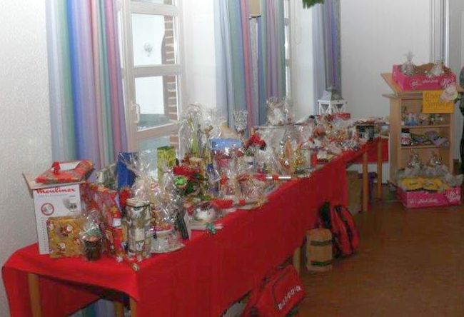 Weihfei-18-3.jpg - Eine gut gefüllte Tombola, Kaffee und Kuchen reichlich, sorgten für  weihnachtliches Flair und Wohlbefinden.
