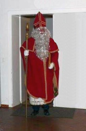 Weihfei-18-5.jpg - Nach weihnachtlichem Singen, ist er endlich da, der " Heilige Mann".