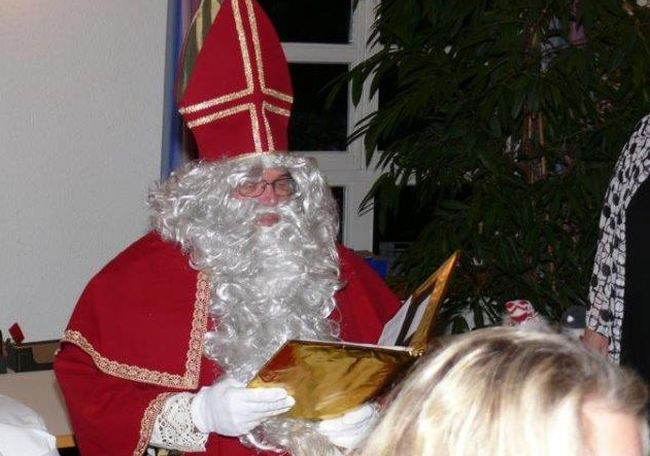 Weihfei-18-6.jpg - Liest aus dem goldenen Buch. Lobt und Tadelt.